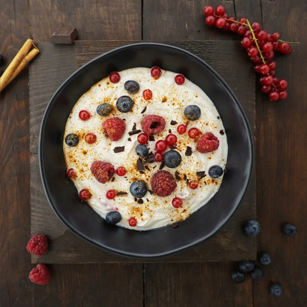 Quark-Rezept mit Beeren und Zartbitterschokolade bei Osteoporose