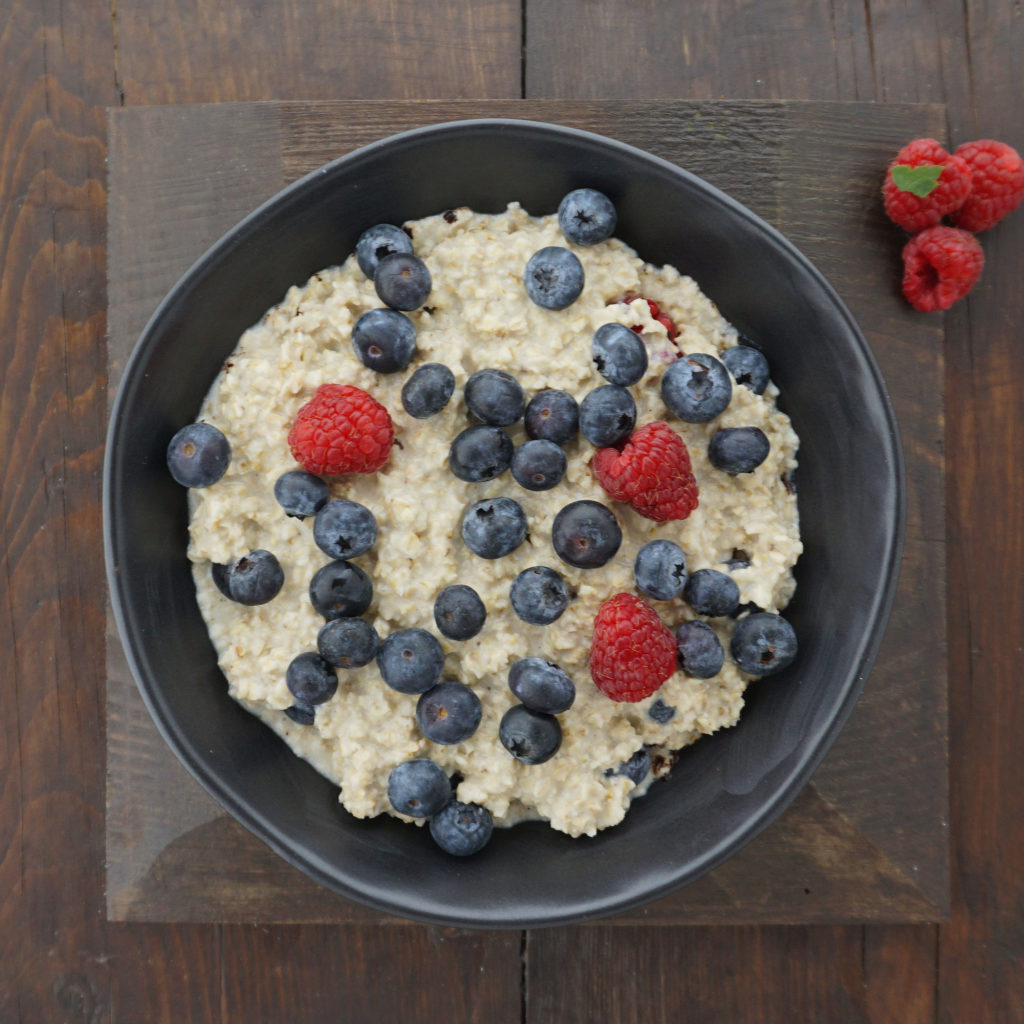Rezept bei Osteoporose Porridge mit Waldbeeren